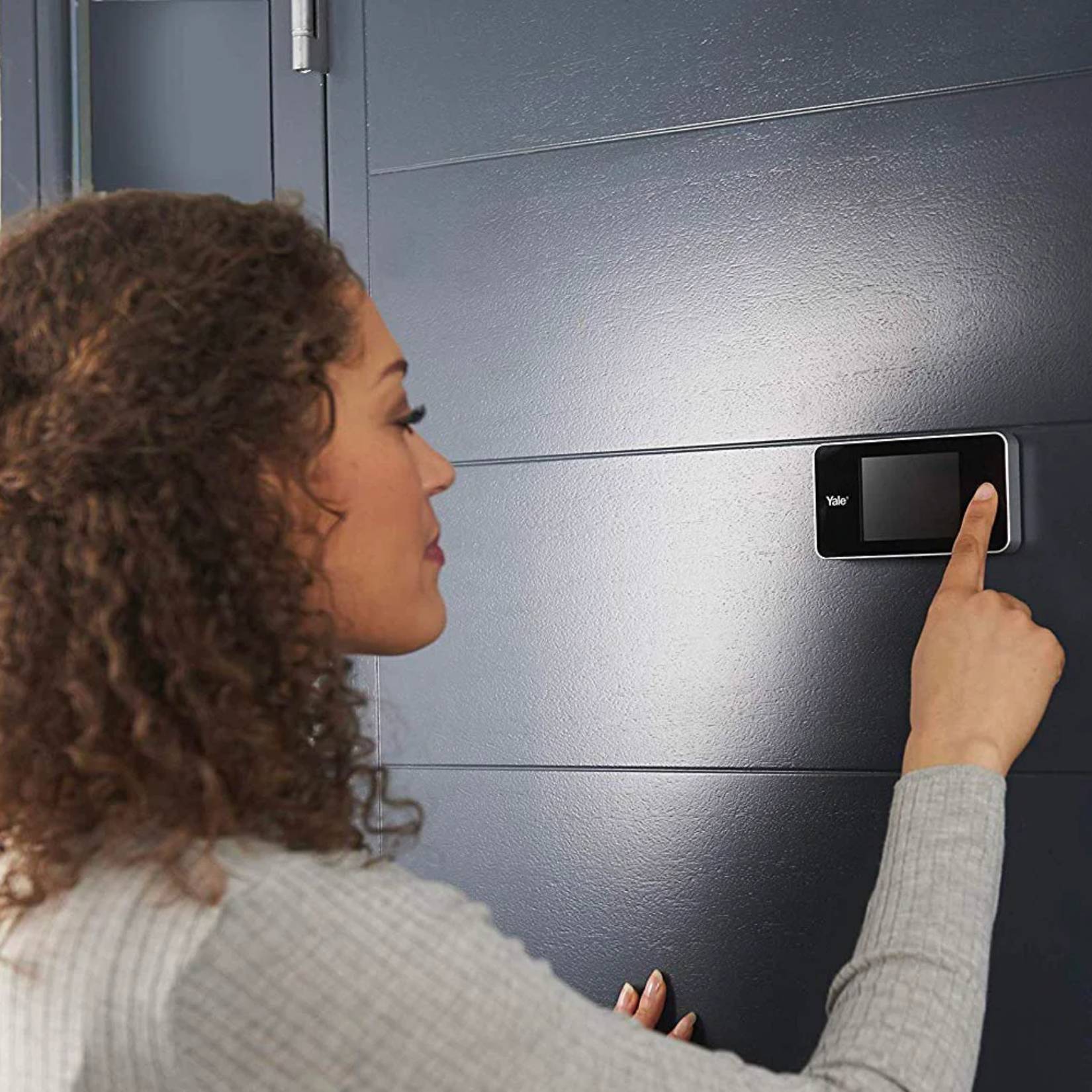 Zastosowanie kamery w wizjerze DDV4500 Yale