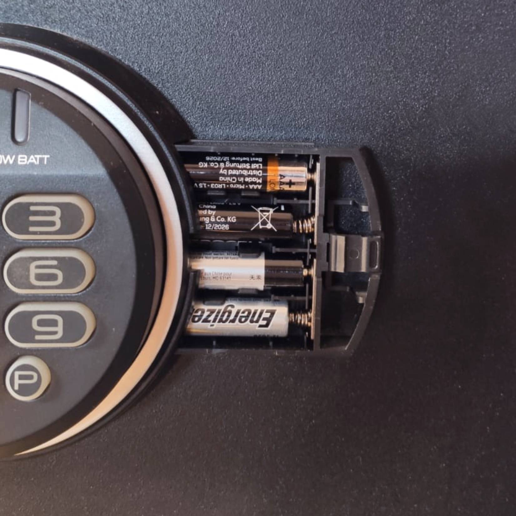 Dostęp do baterii w sejfie szyfrowanym LFW082FTC Masterlock