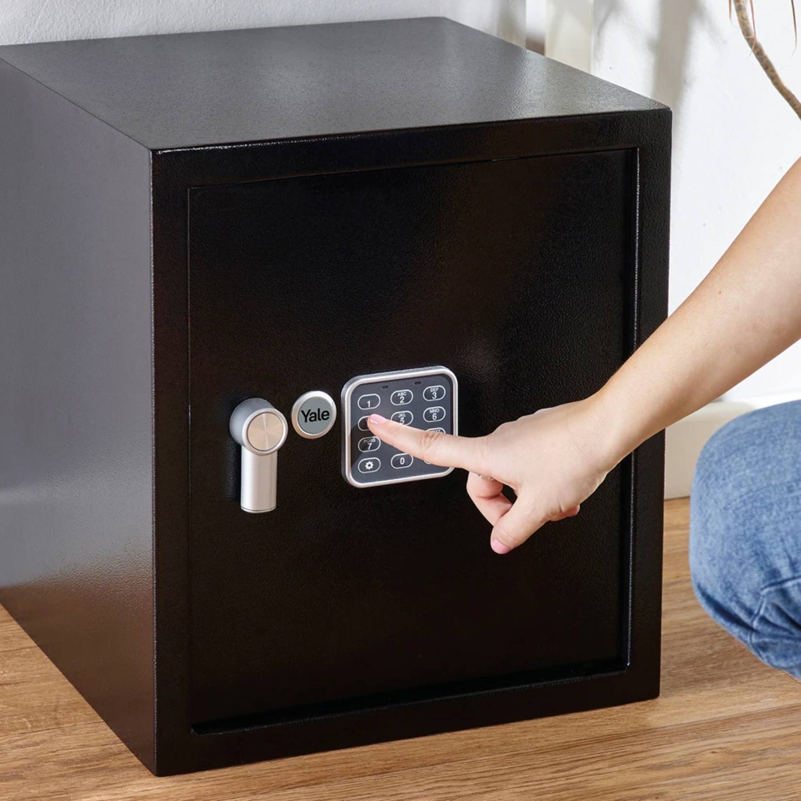 Otwieranie sejfu Yale YSV/390/DB2 za pomocą kodu PIN