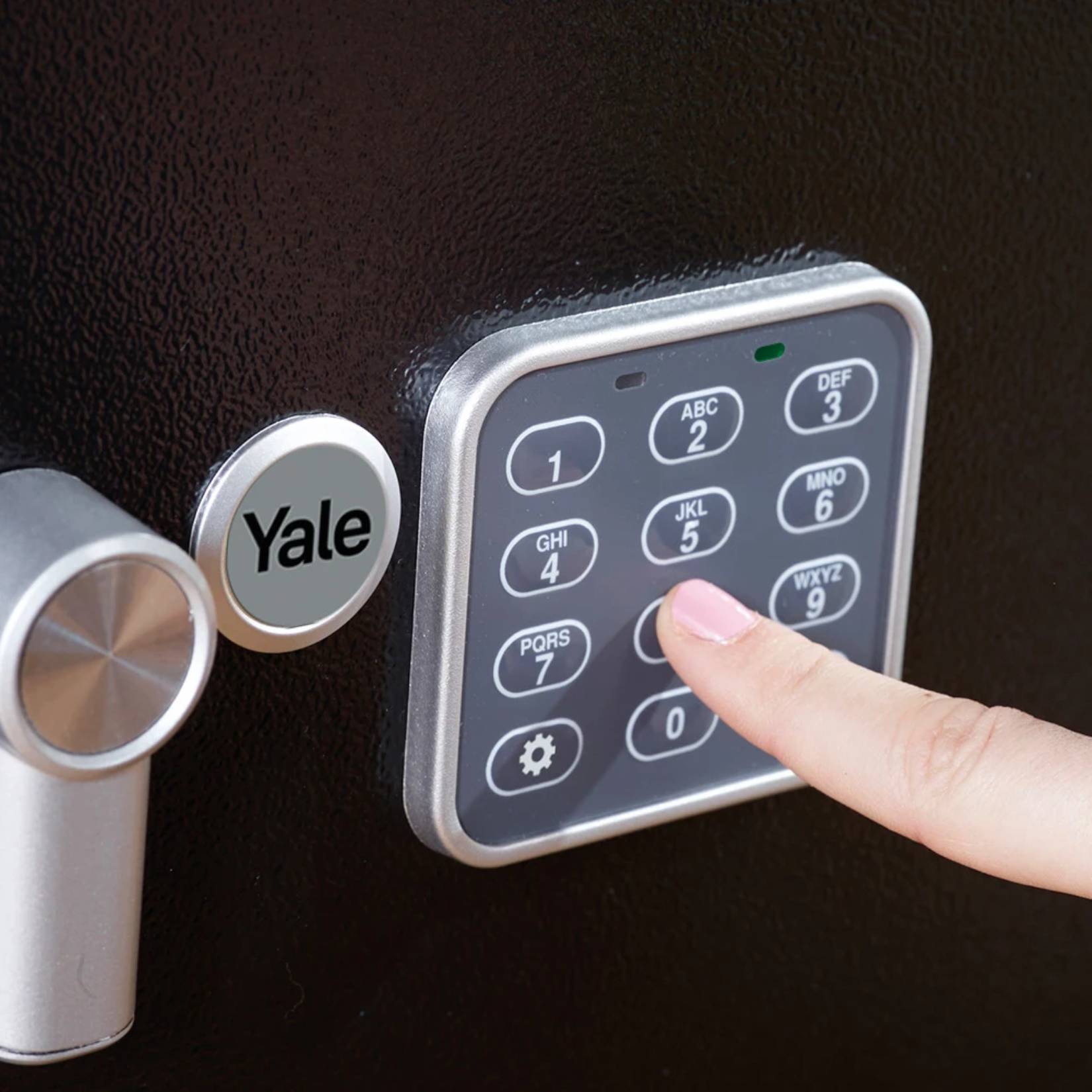 Wskaźniki stanu baterii w sejfie biurowym Yale YSV/390/DB2